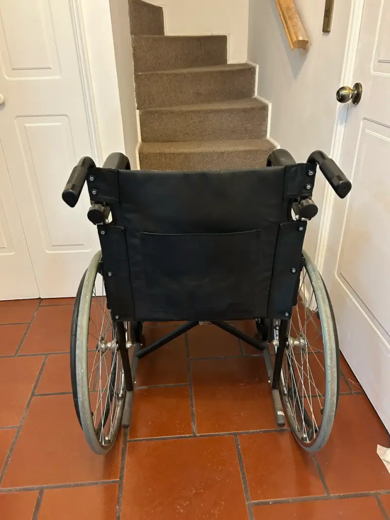 Silla de ruedas plegable negra - 3