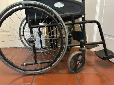 Silla de ruedas plegable negra - miniatura 4