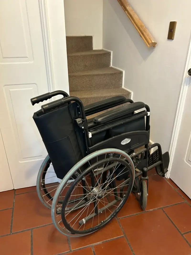 Silla de ruedas plegable negra - 6