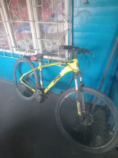 Bicicleta mountain bike amarilla - miniatura 2
