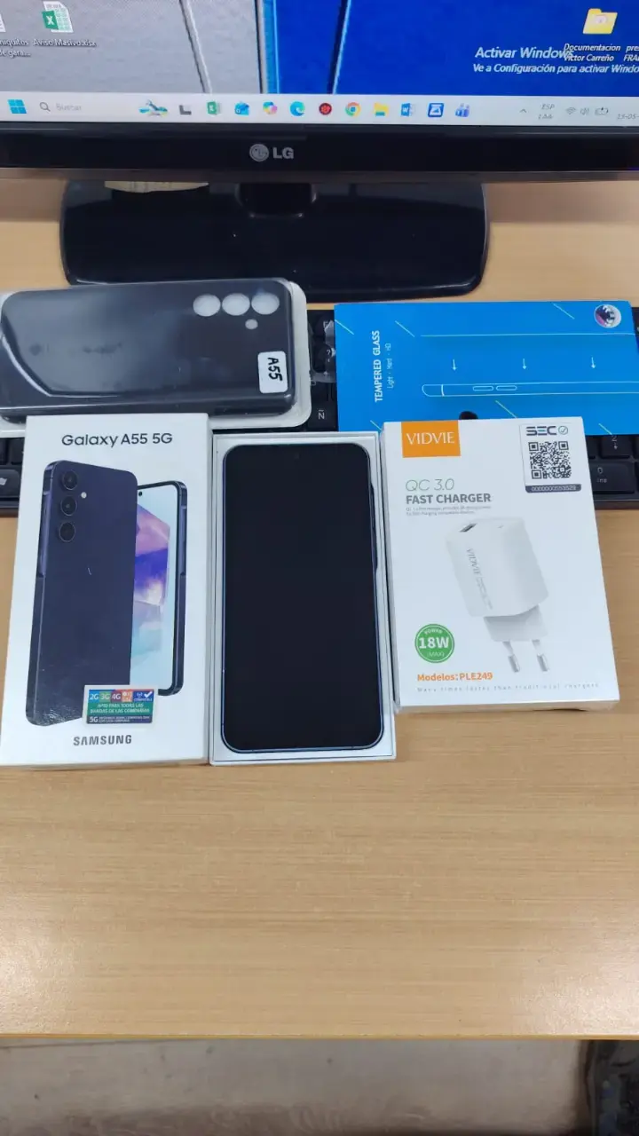 Samsung Galaxy A55 5G con accesorios - 1