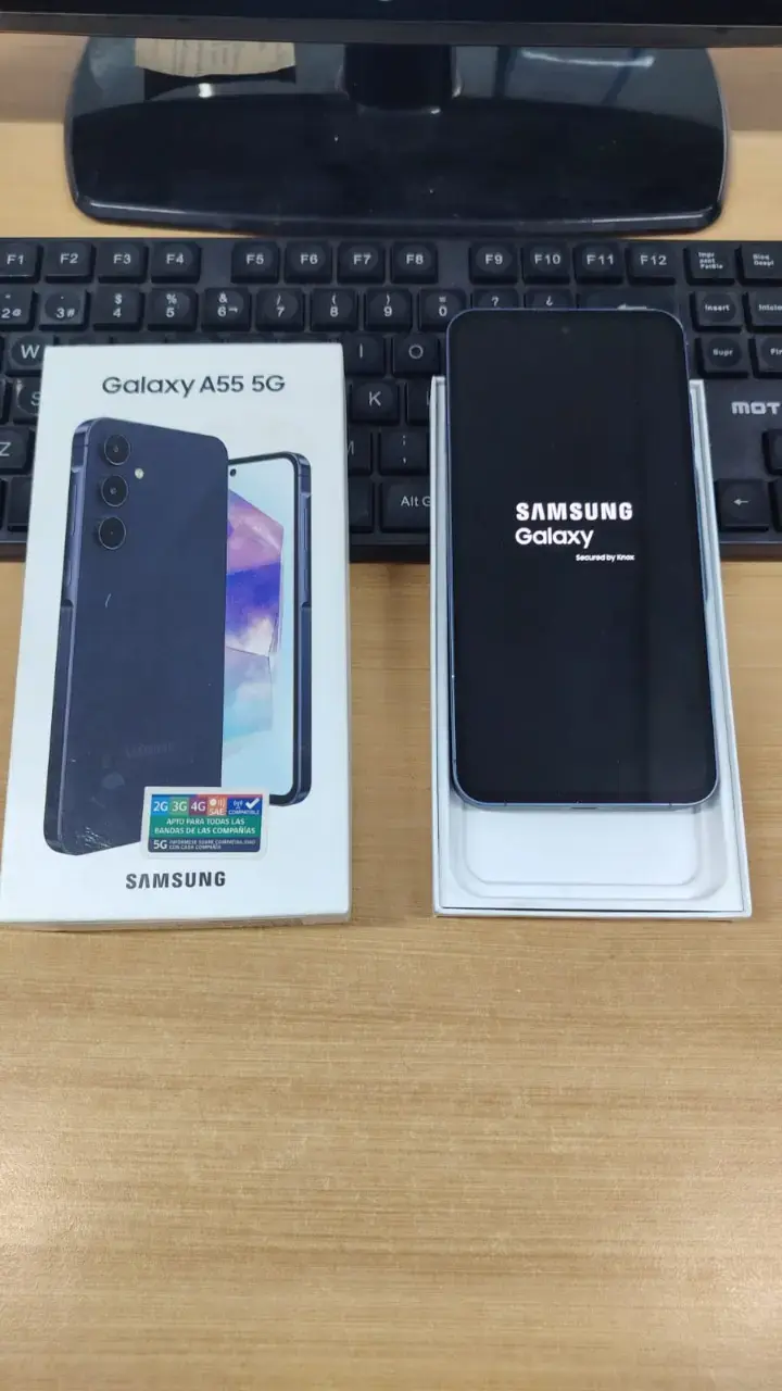 Samsung Galaxy A55 5G con accesorios - 2