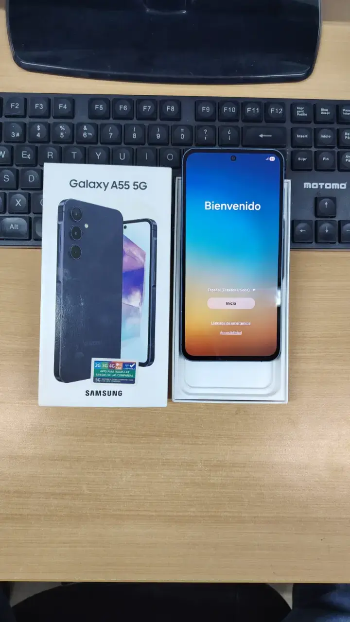 Samsung Galaxy A55 5G con accesorios - 3