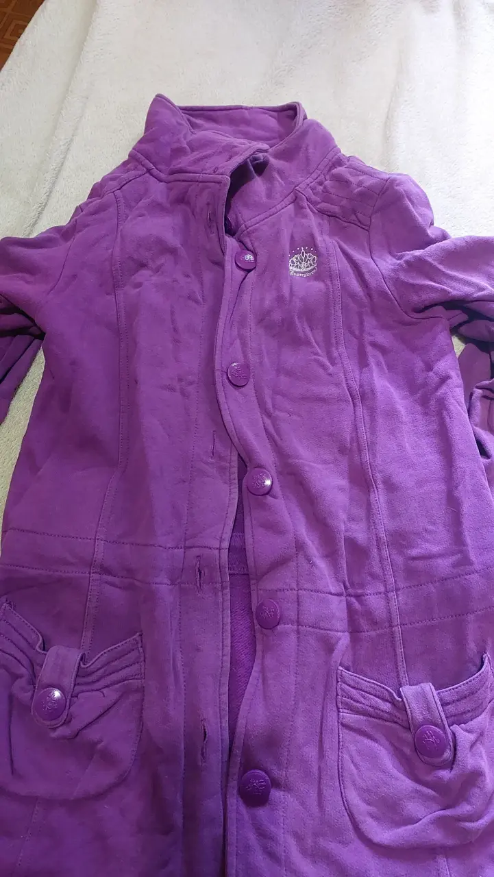 Chaqueta morada con botones - 1