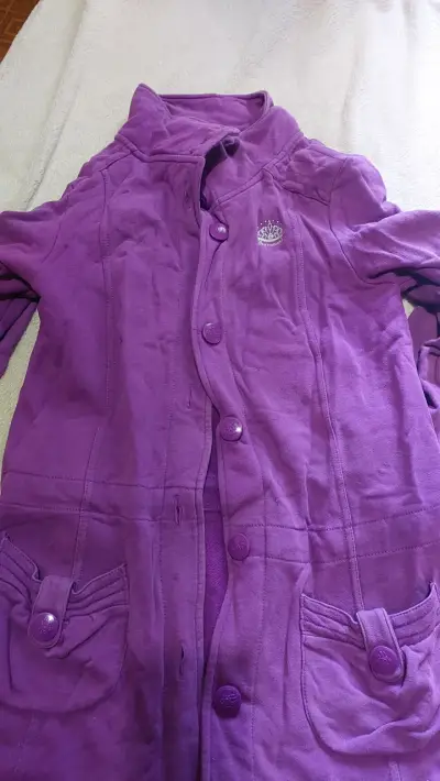 Chaqueta morada con botones - miniatura 1