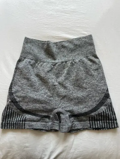 Shorts deportivos grises - miniatura 1