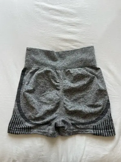 Shorts deportivos grises - miniatura 2