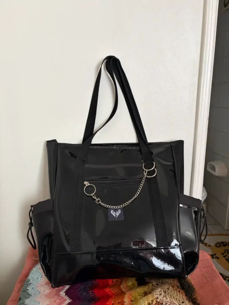 Bolso tote negro con cadena