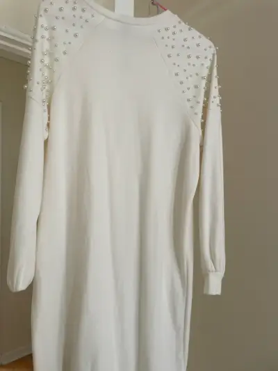 Vestido blanco con perlas - miniatura 2