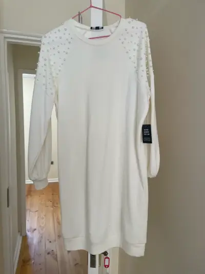 Vestido blanco con perlas - miniatura 3
