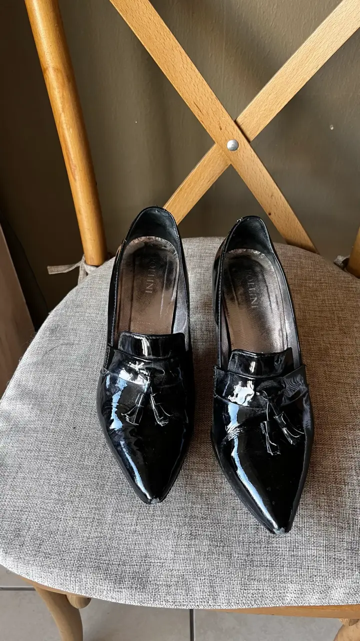 Zapatos de charol negros con flecos - 1