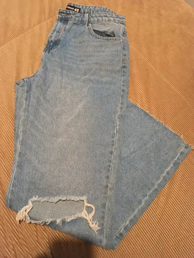 Jeans azules con desgastes - miniatura 1