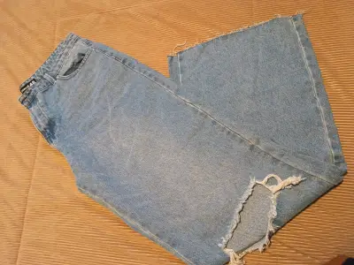 Jeans azules con desgastes - miniatura 2