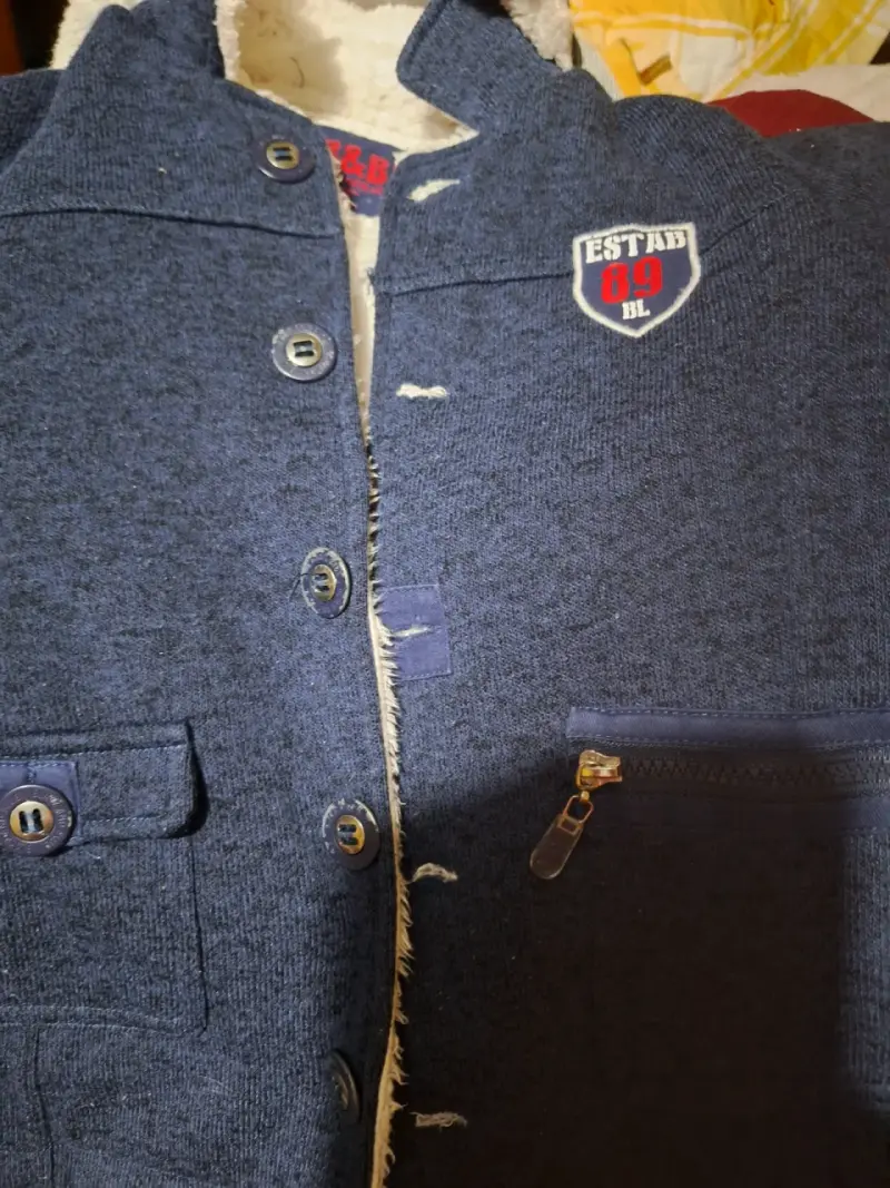 Chaqueta azul con chiporro