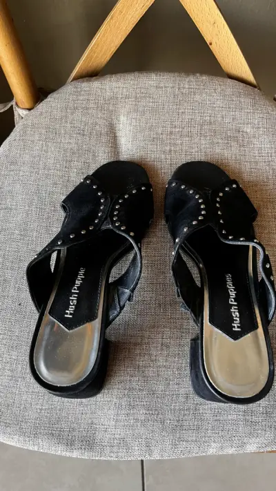 Sandalias negras con tachas - miniatura 1