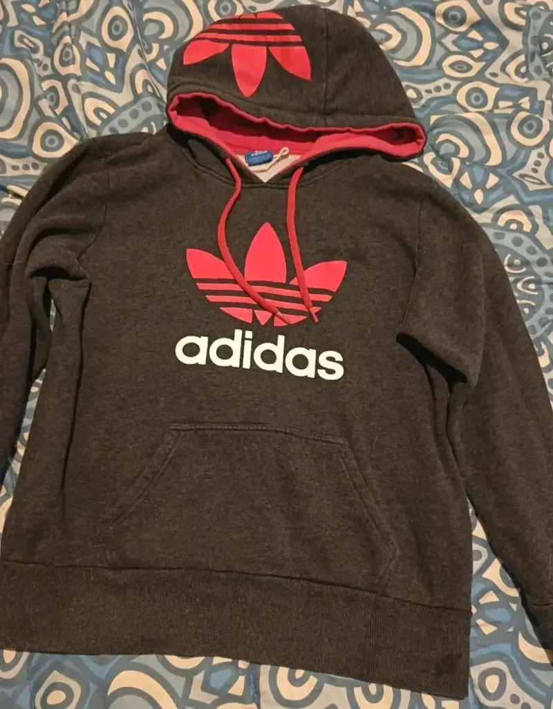 Hoodie Adidas gris con rojo