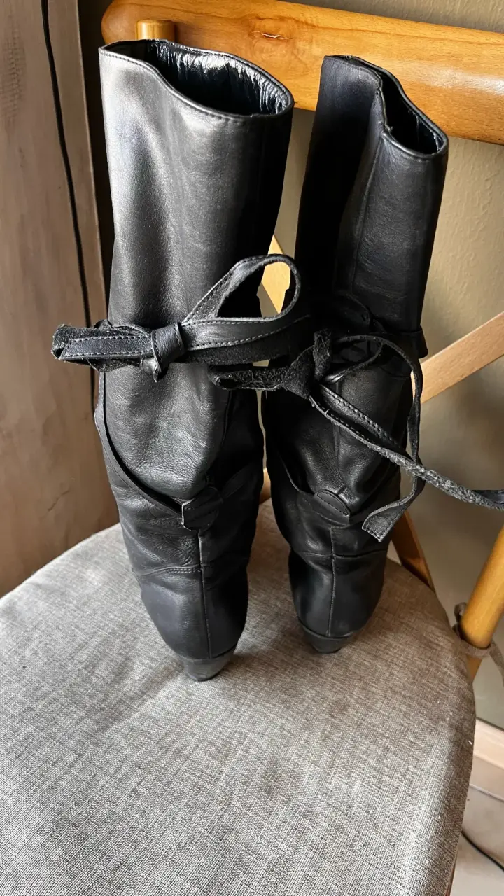Botas negras de cuero