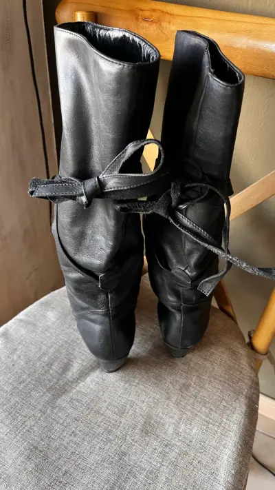 Botas negras de cuero - miniatura 1