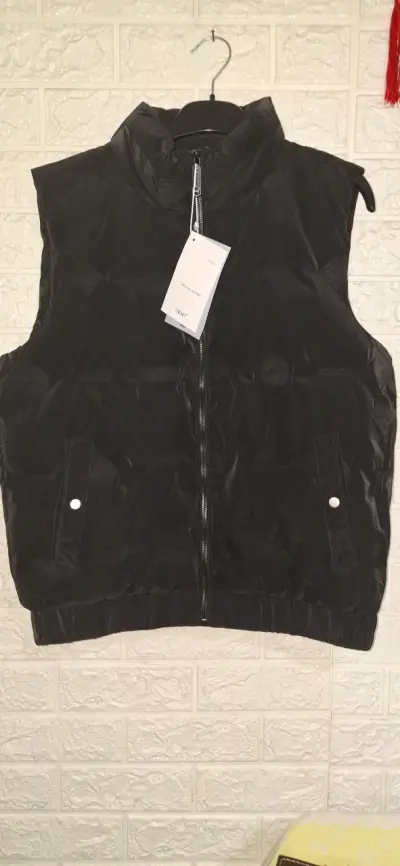 Chaleco negro con etiqueta - miniatura 1