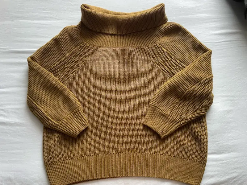 Suéter H&M tejido cuello alto café