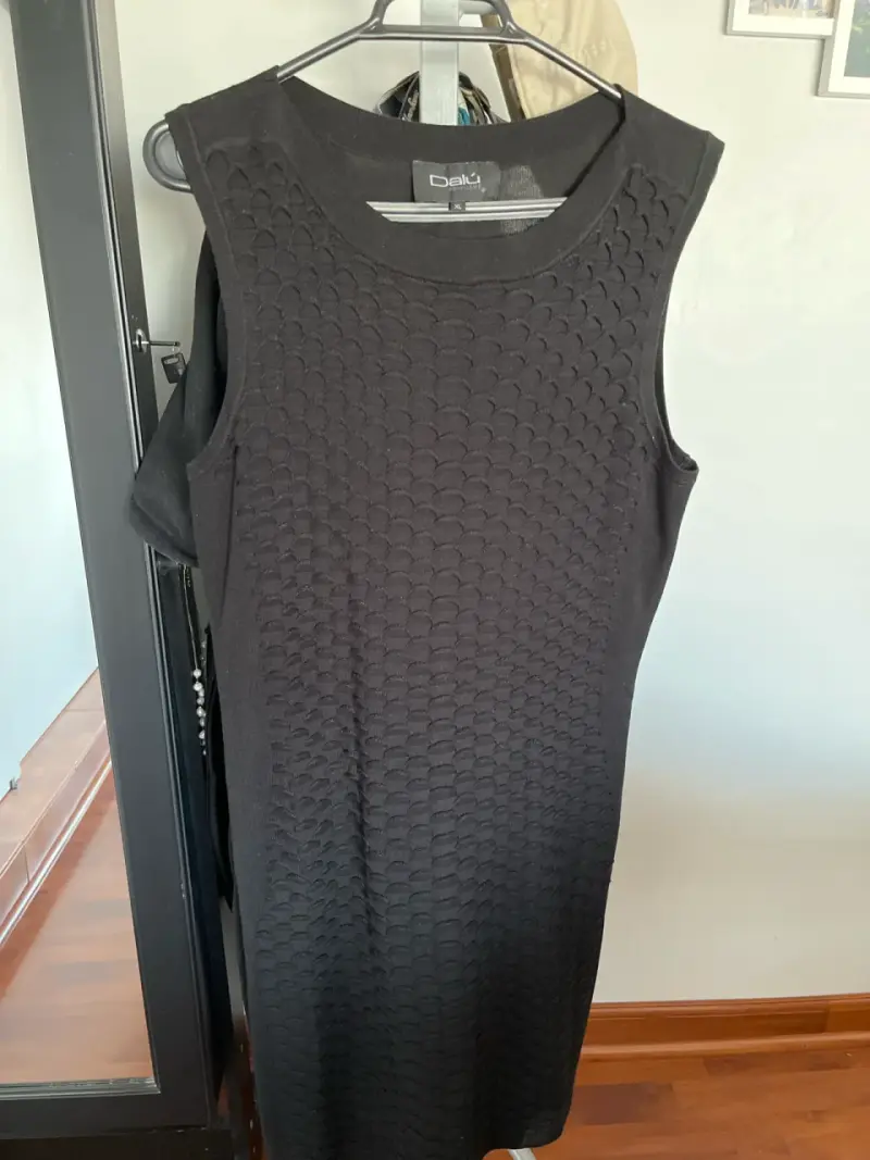 Vestido negro sin mangas - 1