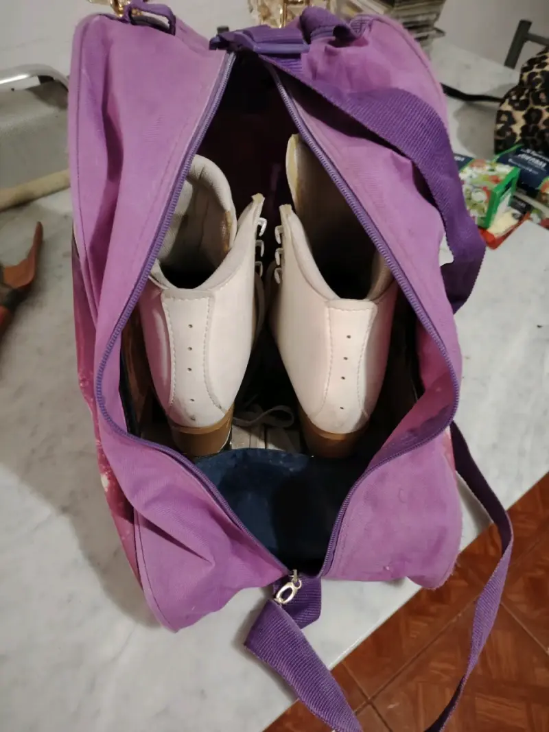 Patines en bolso morado - 1