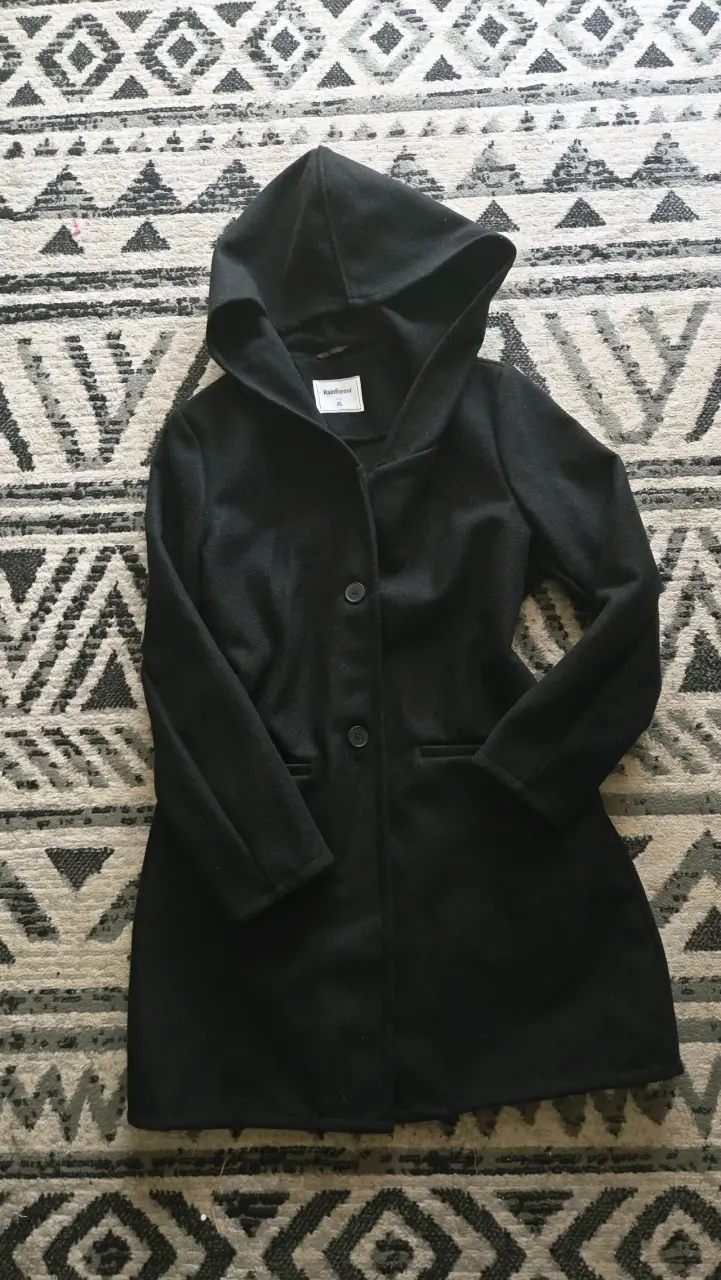 Abrigo negro con capucha - 1