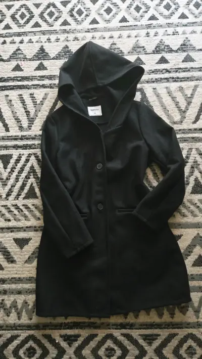 Abrigo negro con capucha - miniatura 1
