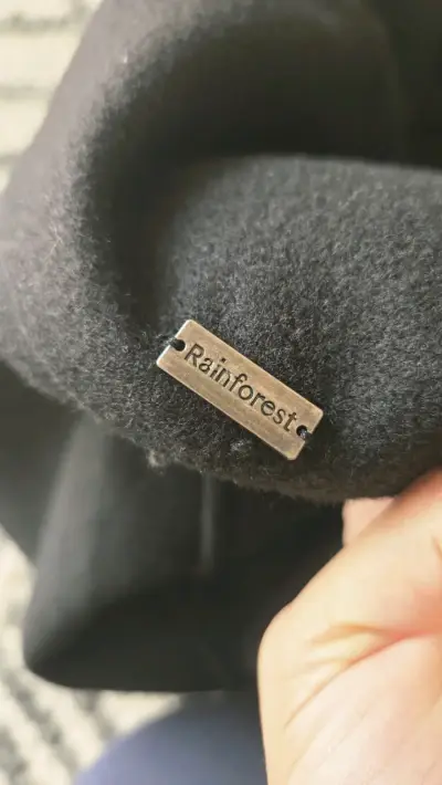 Abrigo negro con capucha - miniatura 3