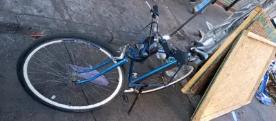 Bicicleta urbana azul - miniatura 1