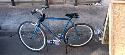 Bicicleta urbana azul - miniatura 2