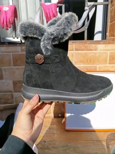 Botas negras con forro de piel - miniatura 1