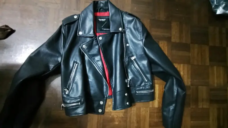 Chaqueta negra de cuero sintético - 1