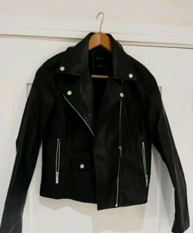 Chaqueta negra de cuero sintético - 2