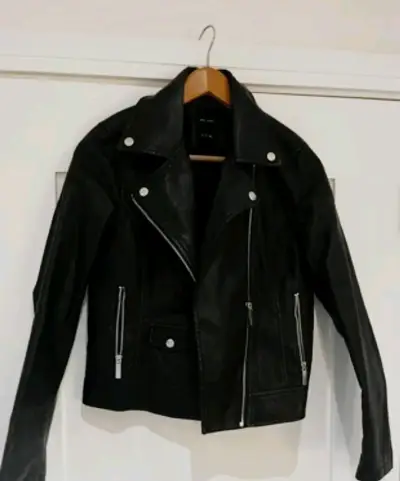 Chaqueta negra de cuero sintético - miniatura 2
