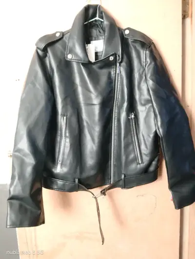 Chaqueta de cuero negra - miniatura 1