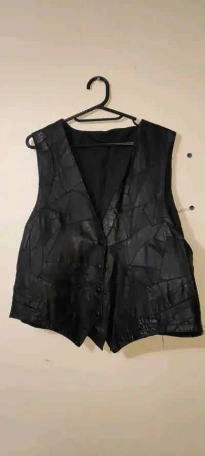 Chaleco negro de cuero - miniatura 1