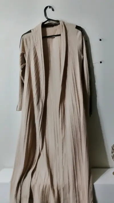 Kimono beige con botones decorativos - miniatura 2