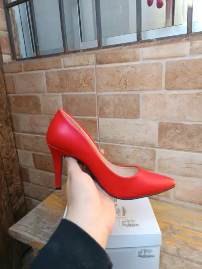 Zapatos de tacón rojo - miniatura 1