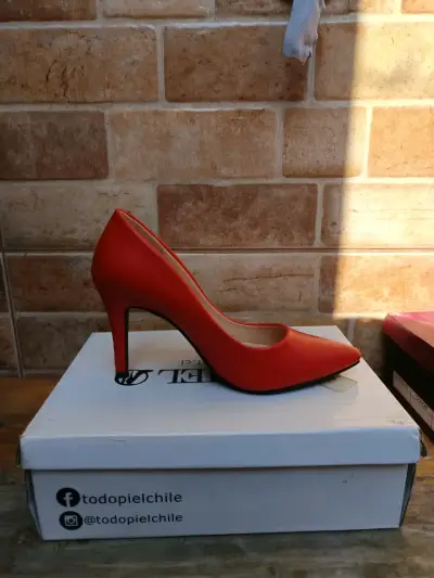 Zapatos de tacón rojo - miniatura 2