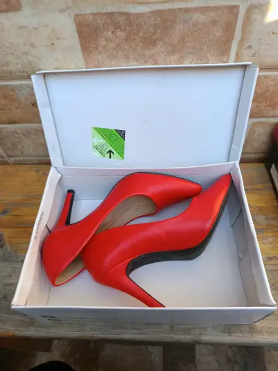 Zapatos de tacón rojo - miniatura 3