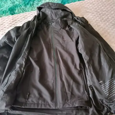 Chaqueta negra impermeable - miniatura 1
