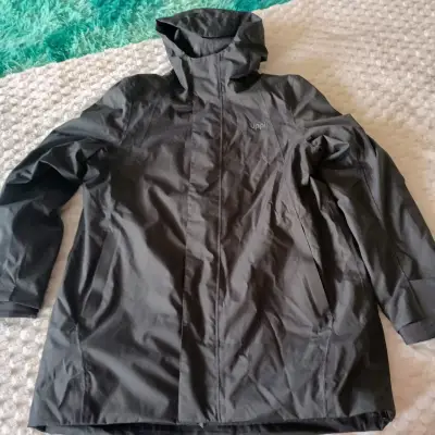 Chaqueta negra impermeable - miniatura 2