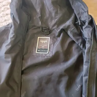 Chaqueta negra impermeable - miniatura 3
