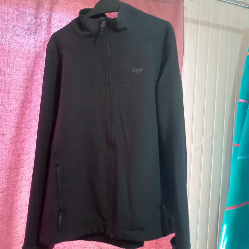 Chaqueta negra impermeable - 4