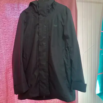 Chaqueta negra impermeable - miniatura 5