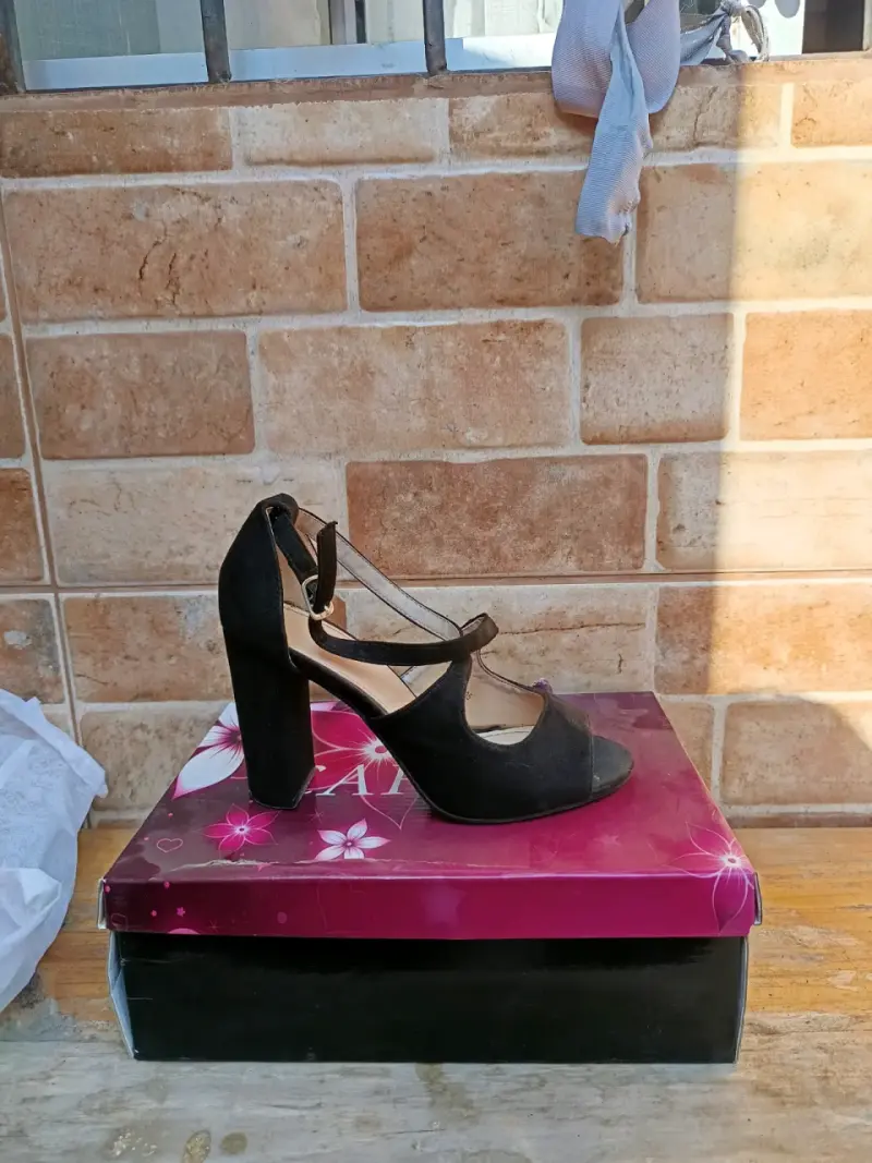 Tacones negros elegantes - 1