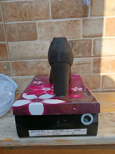 Tacones negros elegantes - miniatura 2