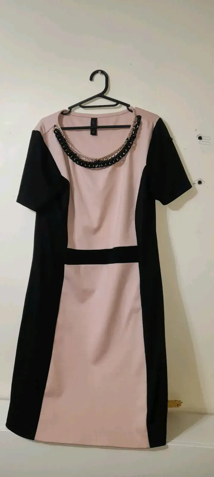 Vestido bicolor con detalles brillantes - 1