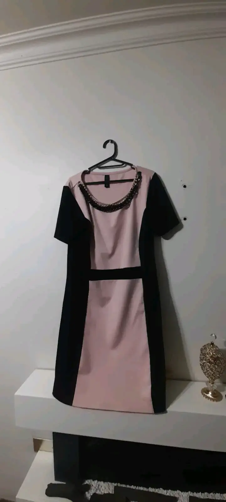 Vestido bicolor con detalles brillantes - 2